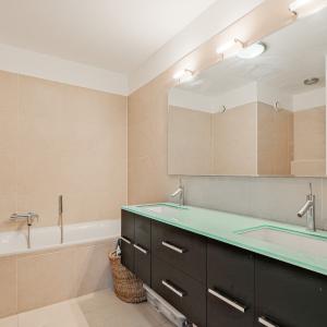 SOUS OFFRE ! Châtelain : Bel appartement 2 chambres + terrasse + parking