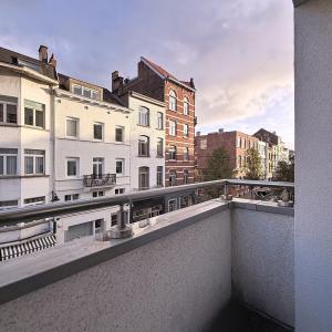 Châtelain : Bel appartement moderne et meublé + balcon