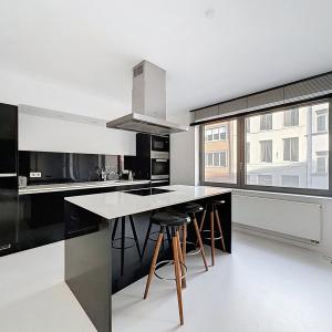 Châtelain : Bel appartement moderne et meublé + balcon