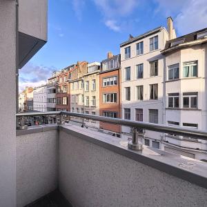 Châtelain : Bel appartement moderne et meublé + balcon