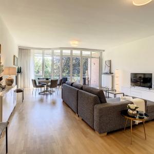 Louise/Châtelain : Bel appartement meublé + terrasse