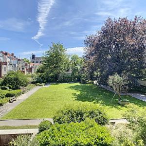 Louise/Châtelain : Bel appartement meublé + terrasse