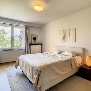 Louise/Châtelain : Bel appartement meublé + terrasse