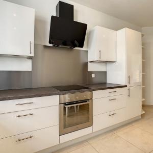 Louise/Châtelain : Bel appartement meublé + terrasse