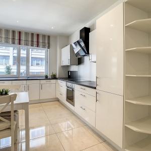 Louise/Châtelain : Bel appartement meublé + terrasse