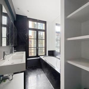 Sablon : Superbe appartement rénové, immeuble de caractère