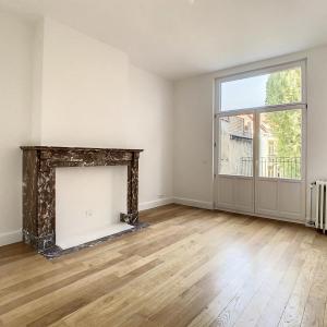 Lepoutre : Sublime triplex penthouse remis à neuf + terrasse