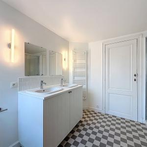 Lepoutre : Sublime triplex penthouse remis à neuf + terrasse