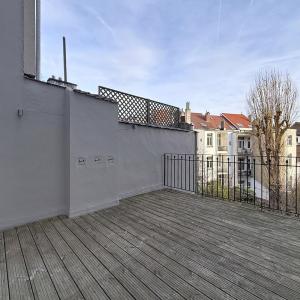 Lepoutre : Sublime triplex penthouse remis à neuf + terrasse