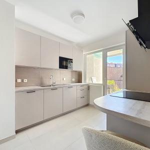 Square Ambiorix : Bel appartement rénové et meublé de 3 ch