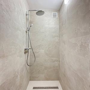 Square Ambiorix : Bel appartement rénové et meublé de 3 ch