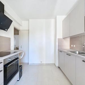 Square Ambiorix : Bel appartement rénové et meublé de 3 ch