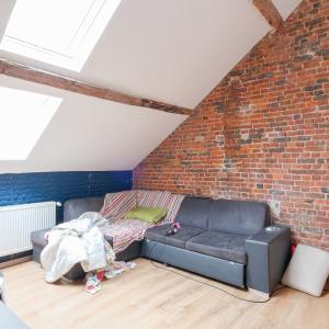 Pl. Louise: Immeuble de rapport rez commercial + 2 apparts