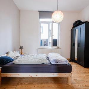 Pl. Louise: Immeuble de rapport rez commercial + 2 apparts