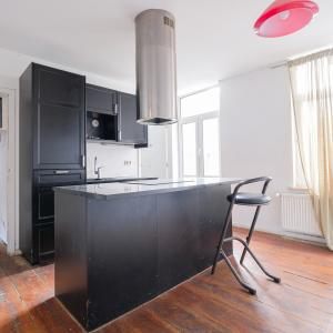 Pl. Louise: Immeuble de rapport rez commercial + 2 apparts