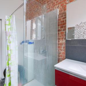 Pl. Louise: Immeuble de rapport rez commercial + 2 apparts