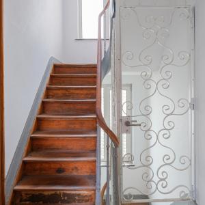 Pl. Louise: Immeuble de rapport rez commercial + 2 apparts