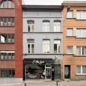 Pl. Louise: Immeuble de rapport rez commercial + 2 apparts