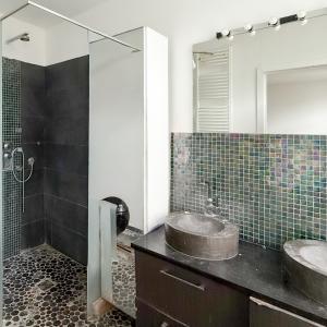 Pl. Louise: Immeuble de rapport rez commercial + 2 apparts