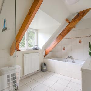 Béchet/Baron d'Huart: Magnifique villa, jardin sud, 2 garages