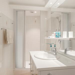 Béchet/Baron d'Huart: Magnifique villa, jardin sud, 2 garages