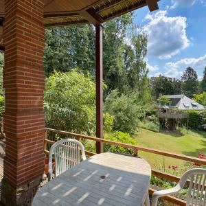 Béchet/Baron d'Huart: Magnifique villa, jardin sud, 2 garages