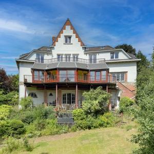 Béchet/Baron d'Huart: Magnifique villa, jardin sud, 2 garages