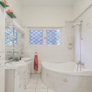 Béchet/Baron d'Huart: Magnifique villa, jardin sud, 2 garages