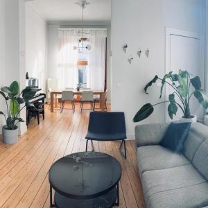 Cinquantenaire: maison rénovée terrasse 3ch., bur., dressing