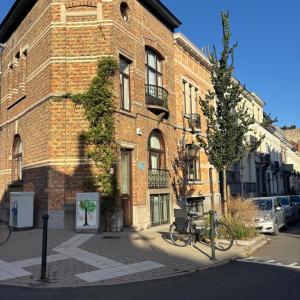 Cinquantenaire: maison rénovée terrasse 3ch., bur., dressing