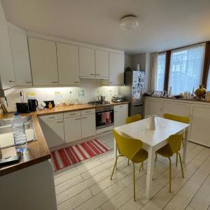 Cinquantenaire: maison rénovée terrasse 3ch., bur., dressing