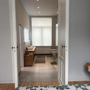 Cinquantenaire: maison rénovée terrasse 3ch., bur., dressing