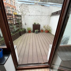 Cinquantenaire: maison rénovée terrasse 3ch., bur., dressing