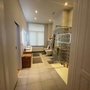 Cinquantenaire: maison rénovée terrasse 3ch., bur., dressing