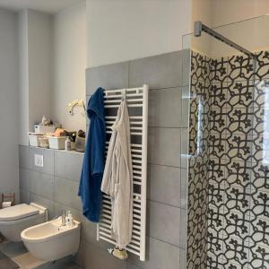 Cinquantenaire: maison rénovée terrasse 3ch., bur., dressing