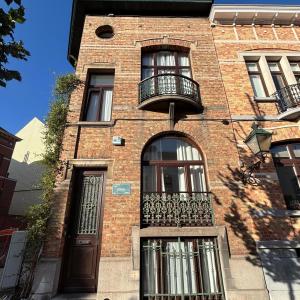 Cinquantenaire: maison rénovée terrasse 3ch., bur., dressing