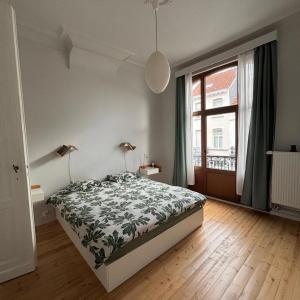 Cinquantenaire: maison rénovée terrasse 3ch., bur., dressing