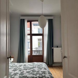 Cinquantenaire: maison rénovée terrasse 3ch., bur., dressing