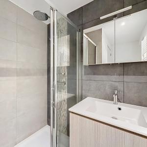 Place Saint-Job : Beau studio meublé moderne + terrasse