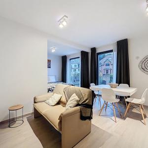 Place Saint-Job : Beau studio meublé moderne + terrasse