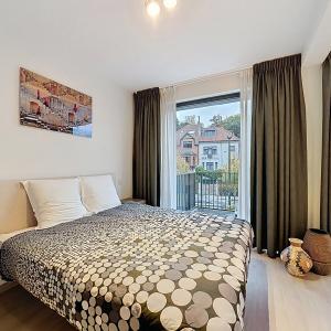 Place Saint-Job : Beau studio meublé moderne + terrasse