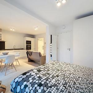 Place Saint-Job : Beau studio meublé moderne + terrasse