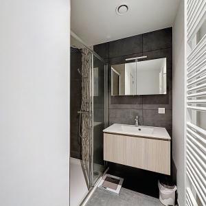 Place Saint-Job : Beau studio meublé moderne + terrasse