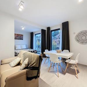 Place Saint-Job : Beau studio meublé moderne + terrasse