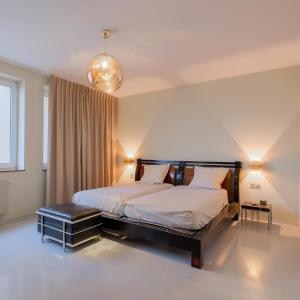 Cinquantenaire, penthouse full rénové 220m²