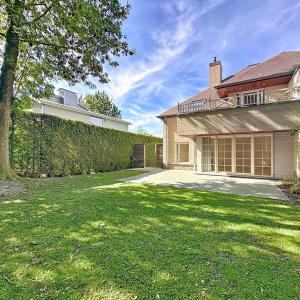 Dolez : Belle maison 3 façades + jardin + garage