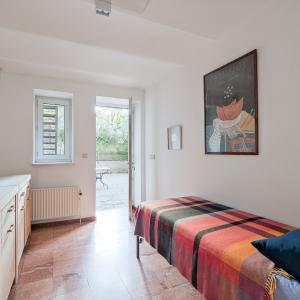 SOUS OFFRE !! Proximité du Châtelain : RDC 3 ch+ extérieurs + parking