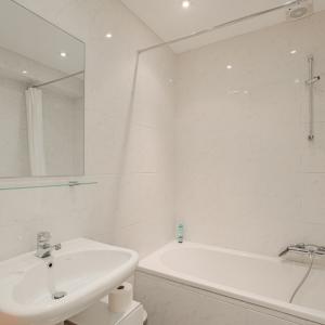 SOUS OFFRE !! Proximité du Châtelain : RDC 3 ch+ extérieurs + parking