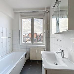 Bel-Air : Appartement 2 chambres rénové + terrasse + parking