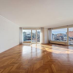 Bel-Air : Appartement 2 chambres rénové + terrasse + parking